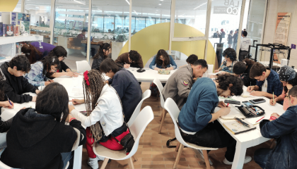 Fotografía de un grupo de personas en un taller