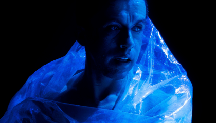 Persona con una iluminación azul