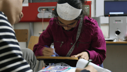 Personas en un taller escribiendo en unos cuadernos