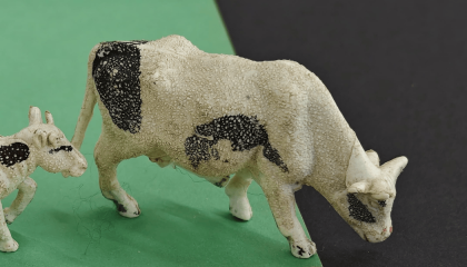 Fotografía de unos muñecos de una vaca y su ternero