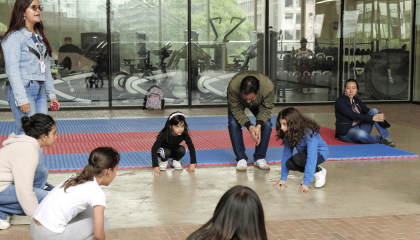 Fotografía de niños realizando actividad física y lúdica