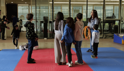 Fotografía de un grupo de niños realizando actividad física y lúdica