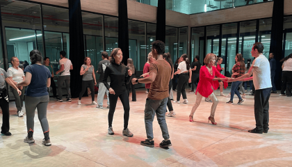 Fotografía de una serie de personas bailando en el teatro urbano del centro felicidad chapinero