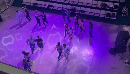 Fotografía de personas bailando en el teatro urbano del centro Felicidad Chapinero