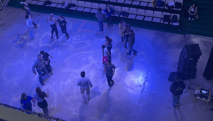 Fotografía de personas bailando en el teatro urbano del centro Felicidad Chapinero