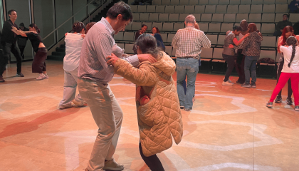 Fotografía de personas bailando en el teatro urbano del centro Felicidad Chapinero