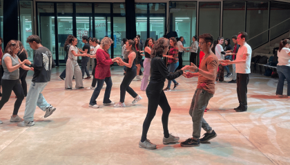 Fotografía de personas bailando en el teatro urbano del centro Felicidad Chapinero
