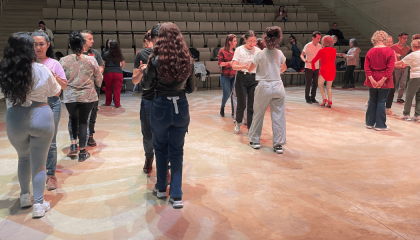 Fotografía de personas bailando en el teatro urbano del centro Felicidad Chapinero