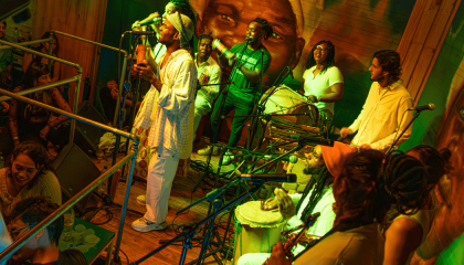 Fotografía del grupo musical Achemí en escena 