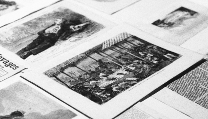 Fotografía de varias serigrafías en una mesa