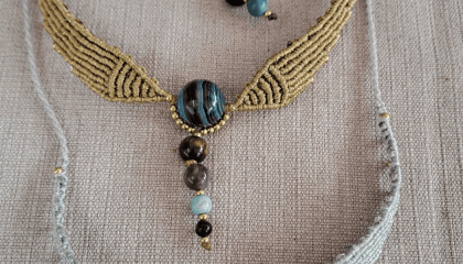 Collar realizado en la técnica de macramé