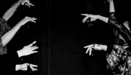 Fotografía de varias manos de un baile de castañuelas