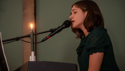 Mujer en un escenario cantnado