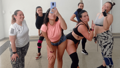 Mujeres tomando una fotografía en un espejo de un salón de baile