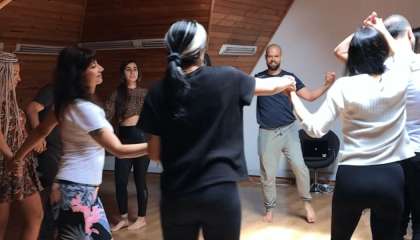 Grupo de personas bailando en círculo