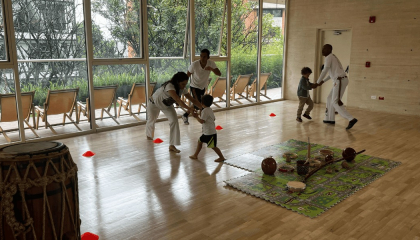 Niños tomando clase de capoeira.
