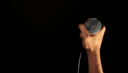 persona con un micrófono en la mano