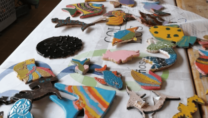 Fotografía de varias cerámicas en una mesa