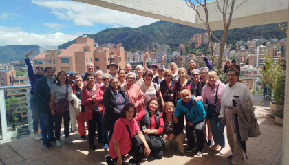 Personas mayores reunidas