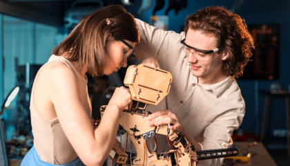 personas con un robot