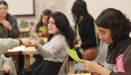 Personas en un taller