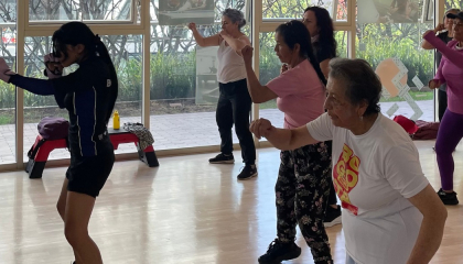 Personas haciendo ejercicio.