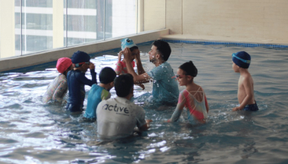 Niños en la piscina.