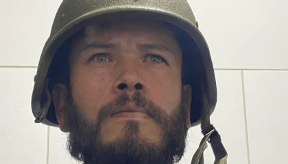 Imagen de personaje barbado con casco de soldado