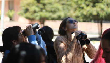 Personas avistando aves.