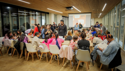 Personas en taller de dibujo.