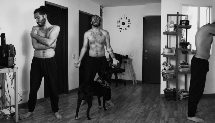 Foto en blanco y negro de hombres actuando.