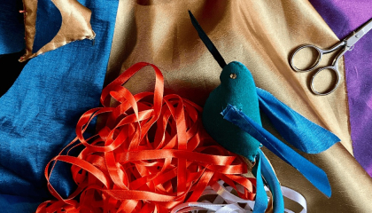 Telas, retazos y un pájaro hecho con esos materiales.