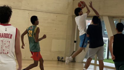 Personas jugando basketbol.