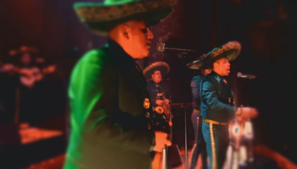 Mariachis cantando.