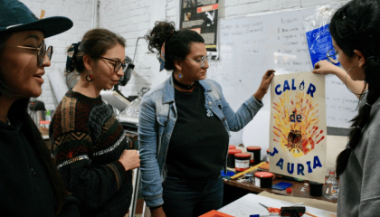 Foto de talleristas mostrando su trabajo.