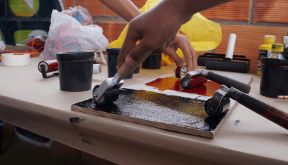 Foto de mano utilizando pintando.