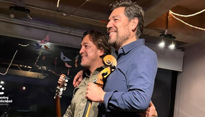 Expositores charla sobre música y literatura.