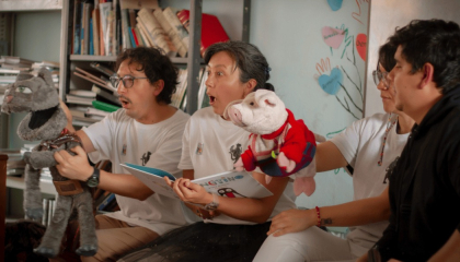 Talleristas del club actuando con títeres.