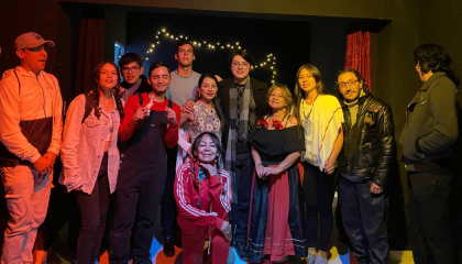 Grupo de actores de teatro posando para una foto