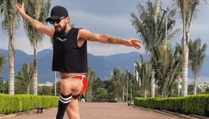 Imagen de hombre haciendo un paso de baile.