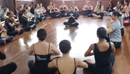 Personas sentadas en círculo.