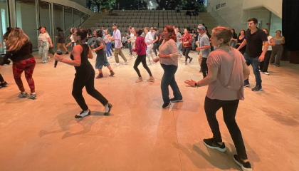Personas bailando.