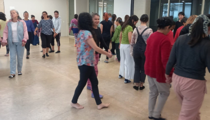 Personas bailando.