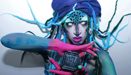 Personaje que simula una Medusa psicodélica