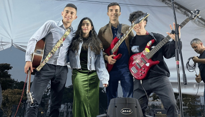 Imagen del dueto OverLove con sus músicos.