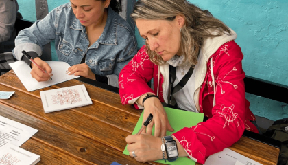 Foto de talleristas escribiendo.