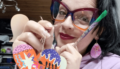 Mujer pintando un objeto.