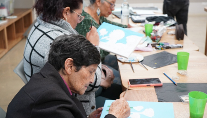 Personas dibujando.