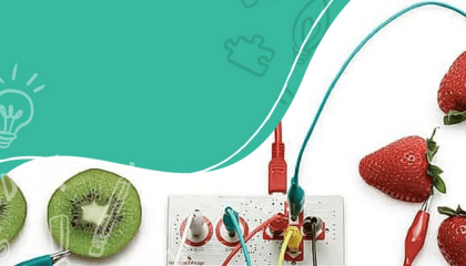 Kiwis y fresas conectadas a cables.