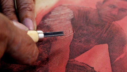 Mano haciendo grabado.